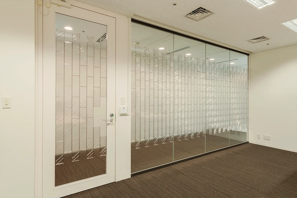 遮音パネルをガラス壁面に張った機能性の高い会議室