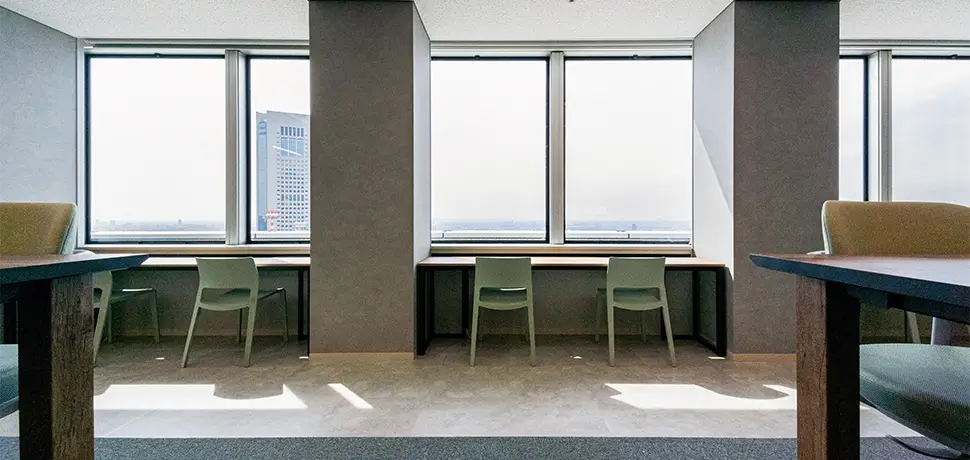 ライブラリのように落ち着いた優しい空間のソロワークエリア