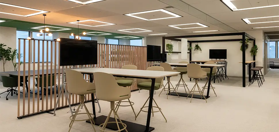 ルーバーで柔らかく仕切られたオープンなミーティングエリア