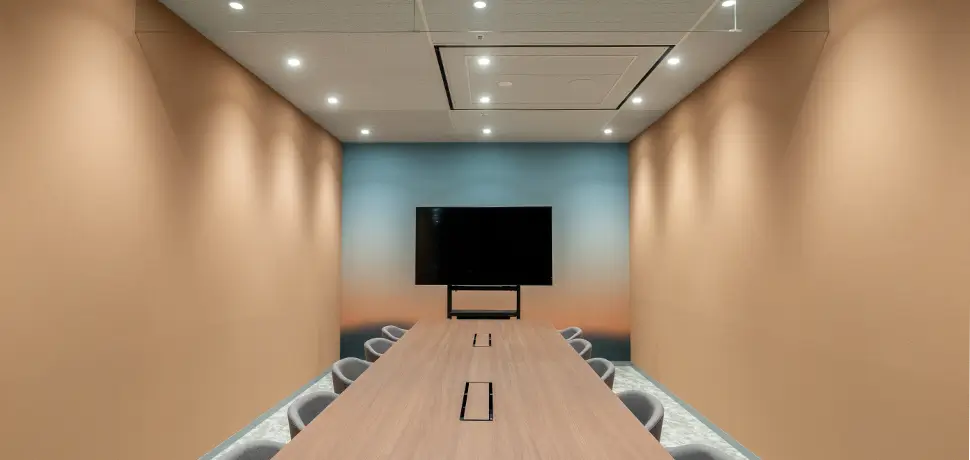 温かみのある色合いで心落ち着く会議室