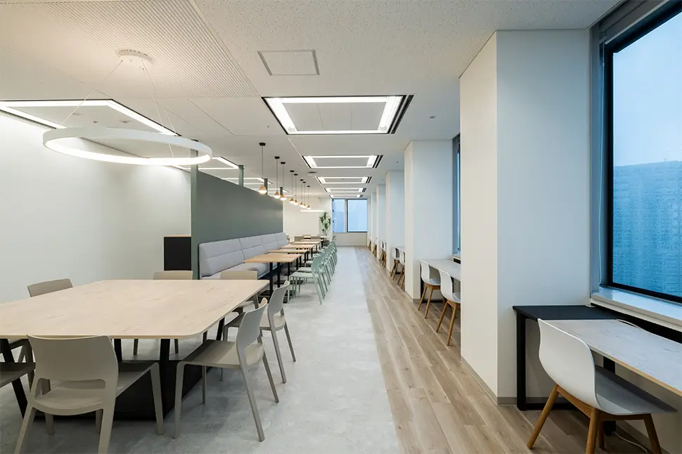 グリーンとナチュラル素材に囲まれた快適なリフレッシュスペース