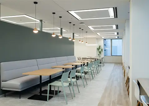 ソファ席と明るい色味で構成されたカフェ風リフレッシュエリア