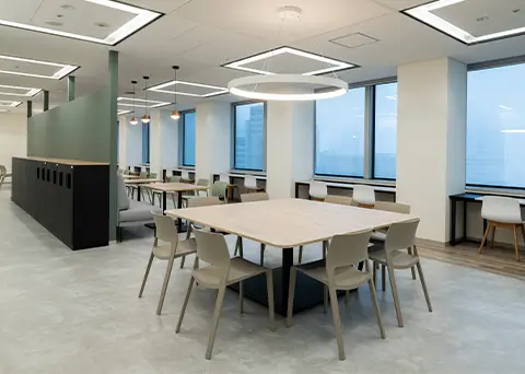 北欧家具と自然光が調和した開放的なリフレッシュスペース