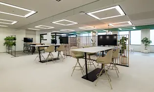 カジュアルな家具を用いたオープンミーティングエリア