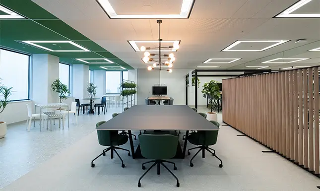 ビッグテーブルが印象的なオープンミーティングエリア