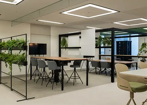 フェイクグリーンと光を取り入れた開放的なオープンミーティングエリア