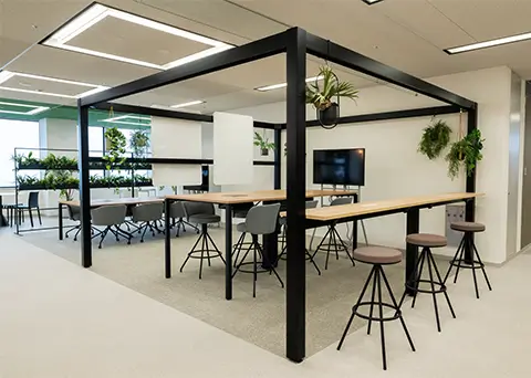 やぐら構造を活かした開放型のミーティングスペース