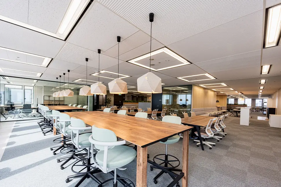 チーム作業に適したナチュラルウッドの執務エリア