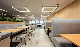 木目調で落ち着いたソロワーク