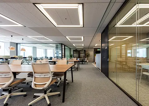 業務からすぐに移行できる使いやすさを実現した執務エリア隣接型の会議スペース