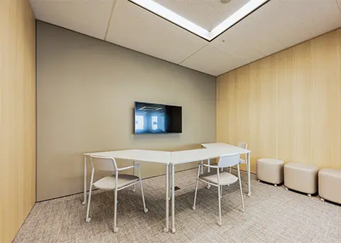 木目調で落ち着きのある少人数用会議室