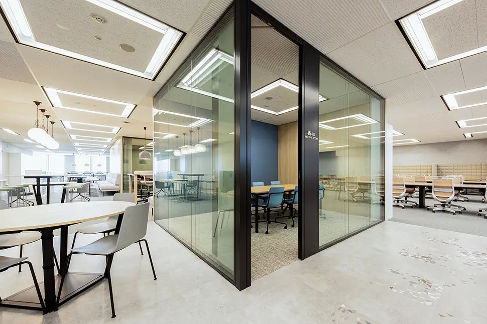 開放感とプライバシー性を両立したガラス張り会議室