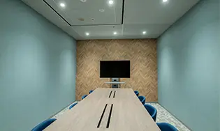 機密性の高いミーティングにも対応できるコンパクトでクローズドな会議室