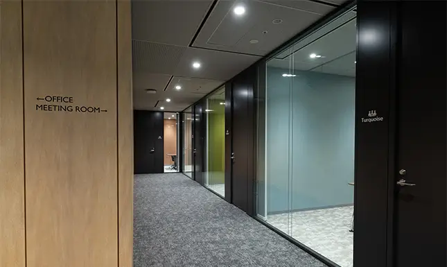 シックな色合いのドアと間接照明が印象的な会議室