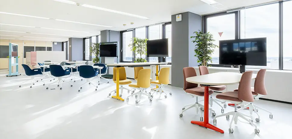 チームワークを高めるオープンなミーティングエリア