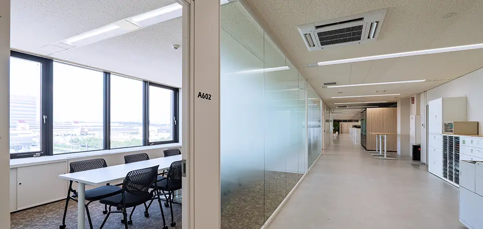 ガラスパーテーションで抜け感のある会議室エリア