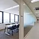 ガラスパーテーションで抜け感のある会議室エリア