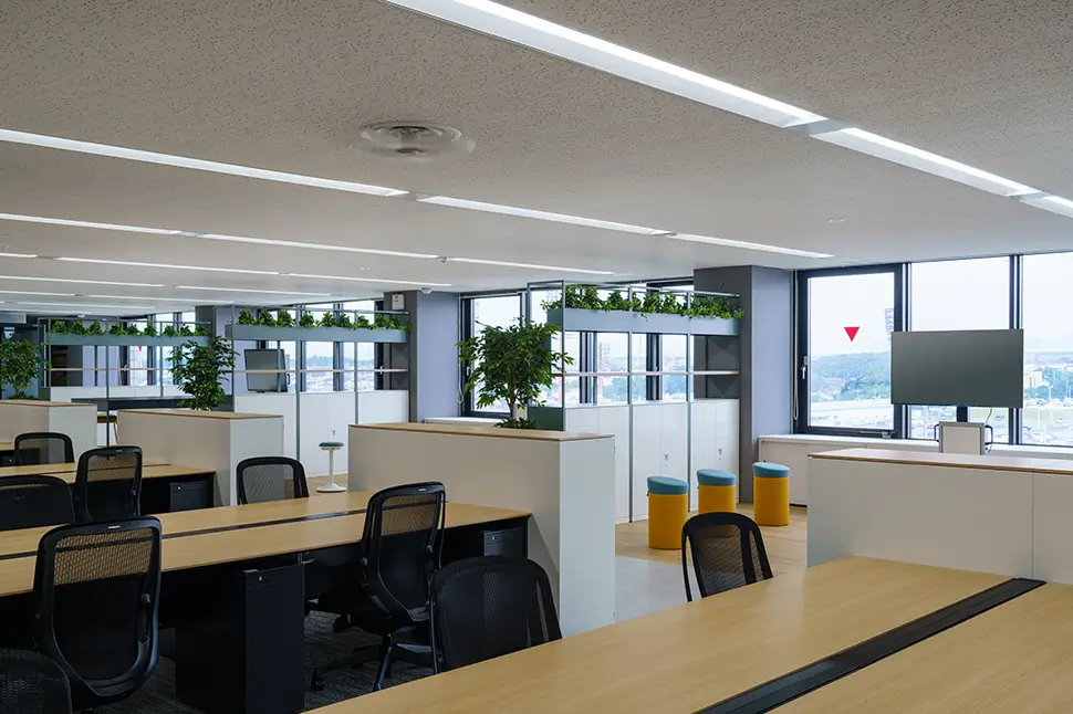 自然光が入る快適なワークスペース