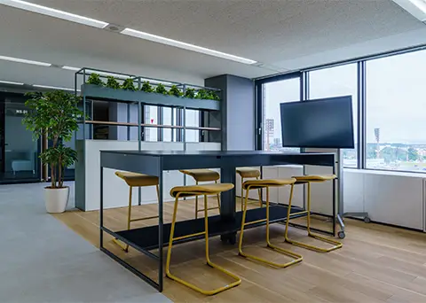 木目や植物に囲まれたリラックス効果のあるミーティングエリア