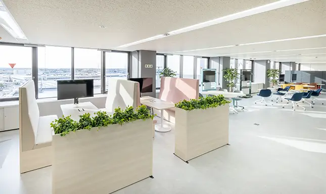 明るく清潔感のあるオープンミーティングエリア