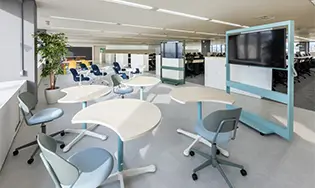 可動式什器で柔軟な働き方を実現するコワーキングエリア