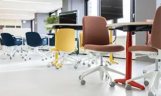 カラフルな什器で感覚を刺激するオープンミーティングエリア