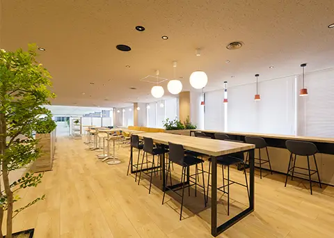 木目やグリーンで癒しが感じられるリフレッシュエリア