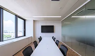 窓からの眺望を活かした会議室