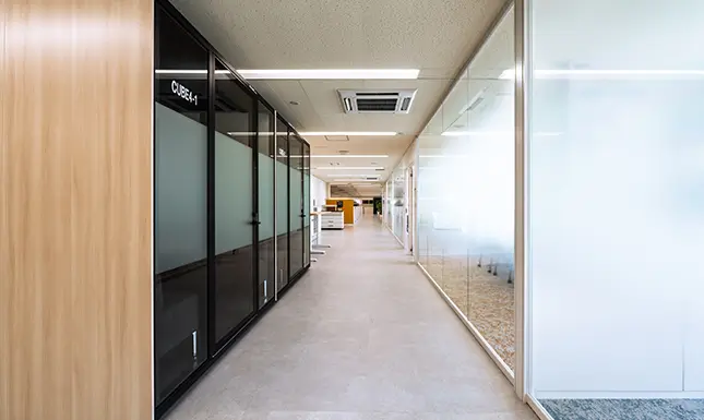 ガラスパーテーションで構成された開放感のあるデザイン