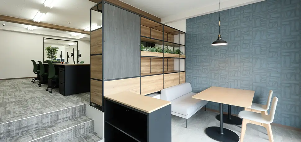 厳格さと温かみが調和する、安心を感じるオフィスデザイン