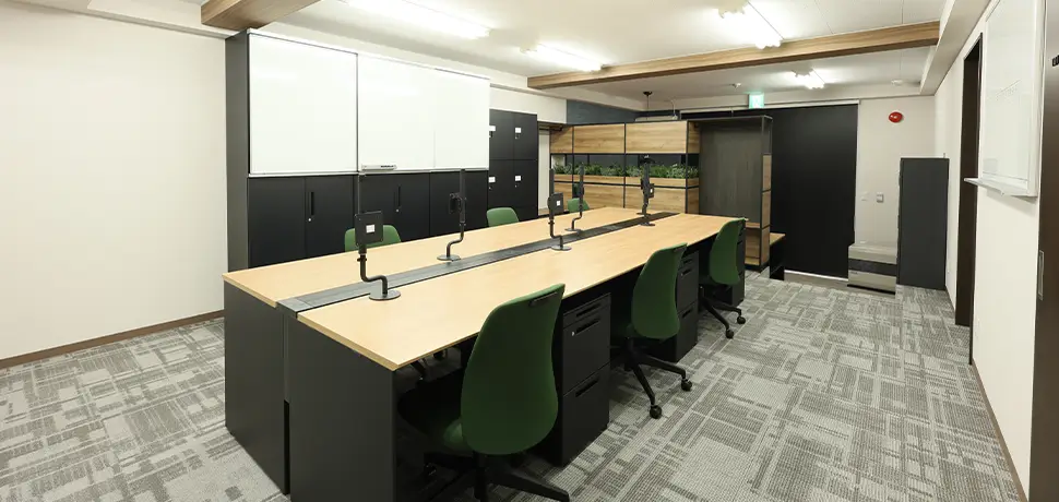 共有デスクのあるオープンなオフィス空間