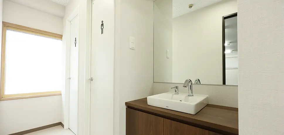 白を基調とした清潔感のあるトイレ