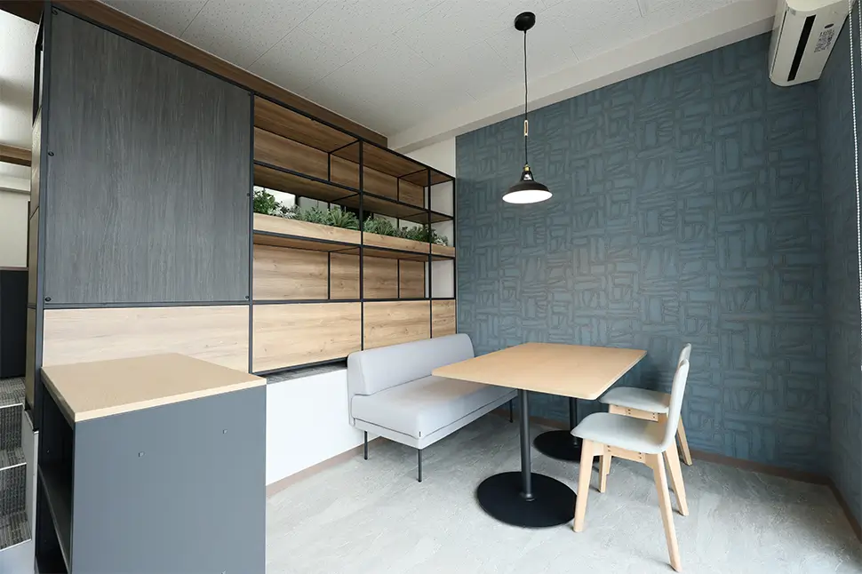 木目調とブルーグレーの壁が調和したミーティングルーム
