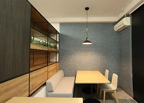 間接照明が映えるミーティング席