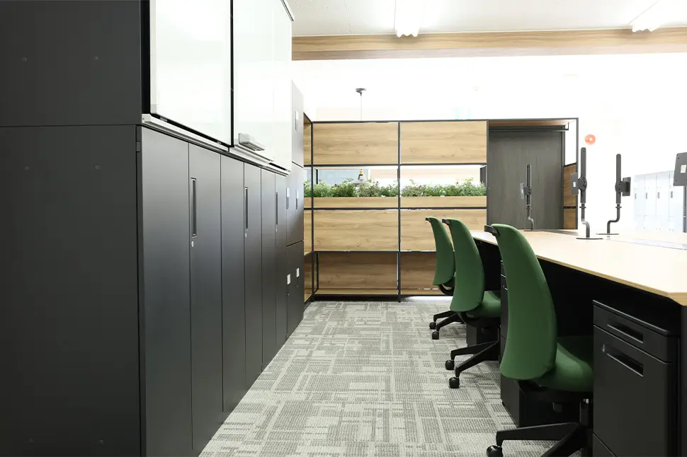 グリーンの椅子と木目で落ち着きあるワークスペース