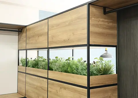 オフィス内の植物付きパーティション