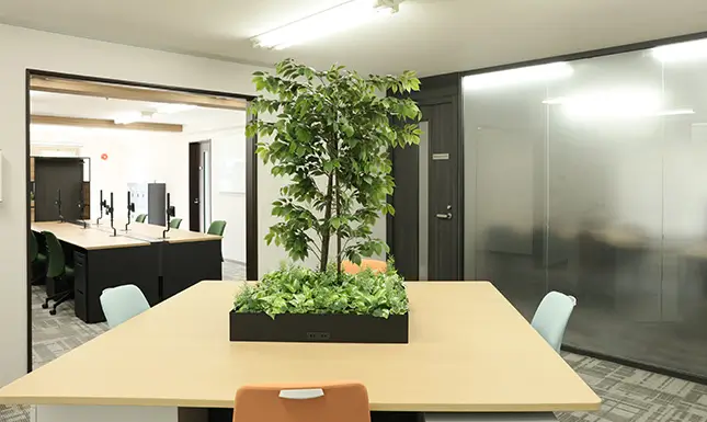 観葉植物と大きなテーブルのある執務室