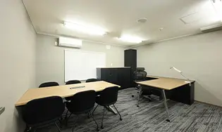 小人数向けのコンパクトな会議室