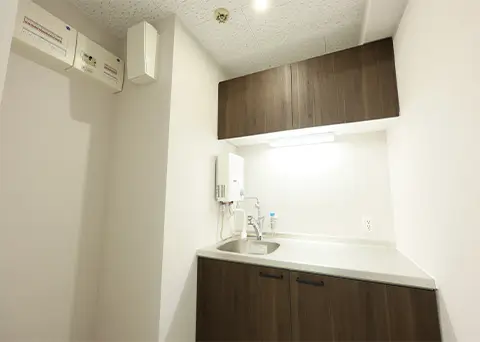 ナチュラルテイストで清潔感のある給湯室