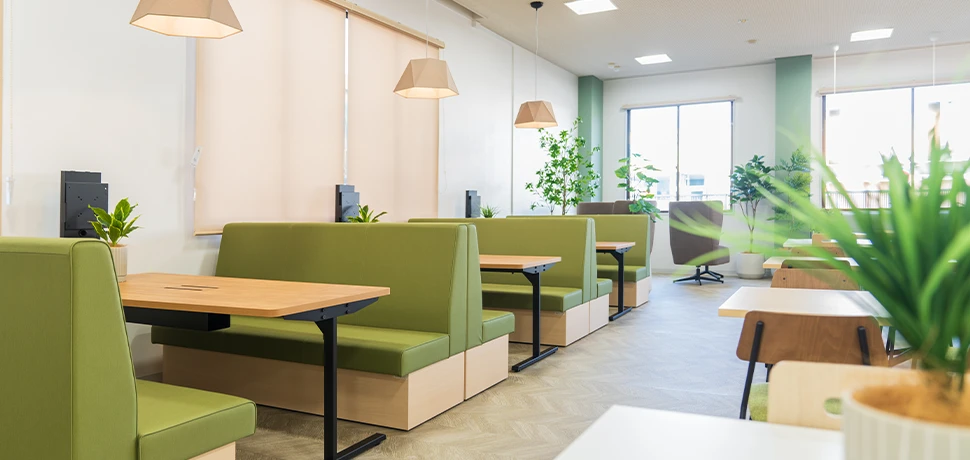 昼食以外にも、打合せスペースとして利用できる複数人で座れる食堂の座席