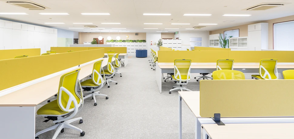 明るくリニューアルされた執務室