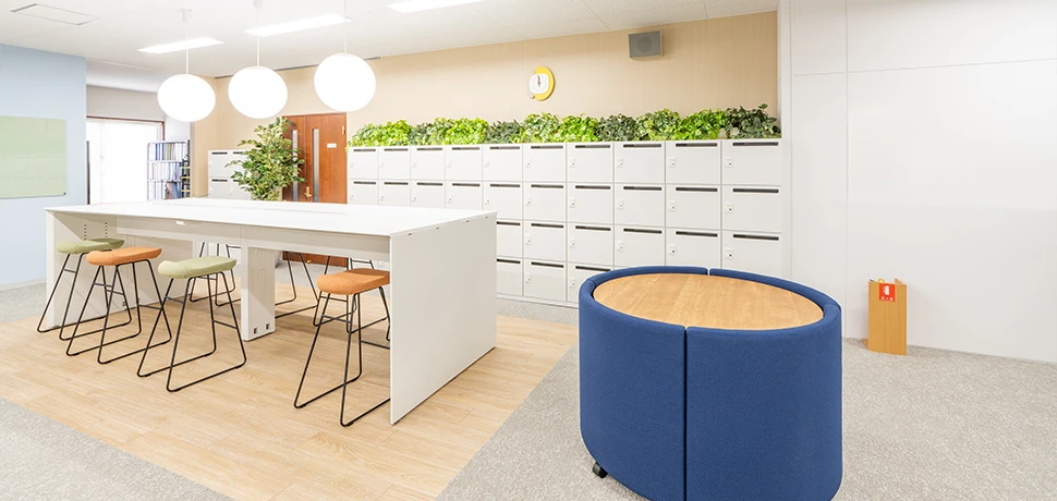 気軽なコミュニケーションができる特徴的な家具を設置した執務エリア