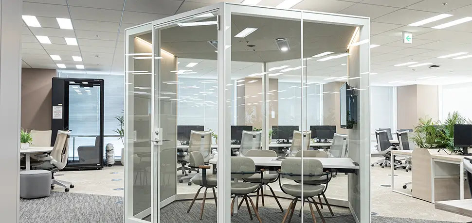 六角形のシンボリックなweb会議box。ガラス面が多く開放的で空間にメリハリを与えます。