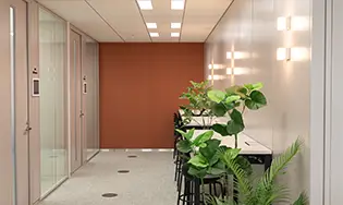 ブラケットライトが空間に奥行と落ち着きを与える会議室廊下