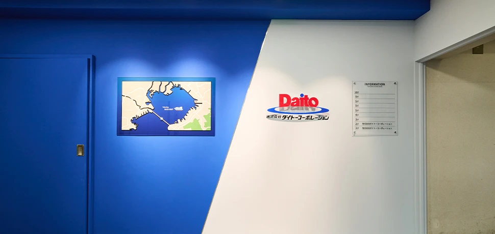 斜めのラインがスタイリッシュな大胆なデザイン