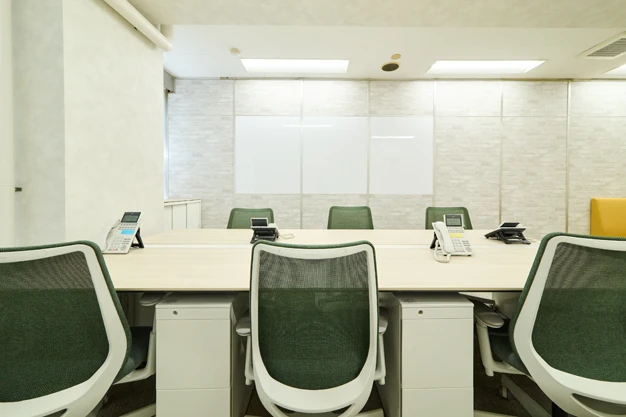 緑の椅子がアクセントな執務空間