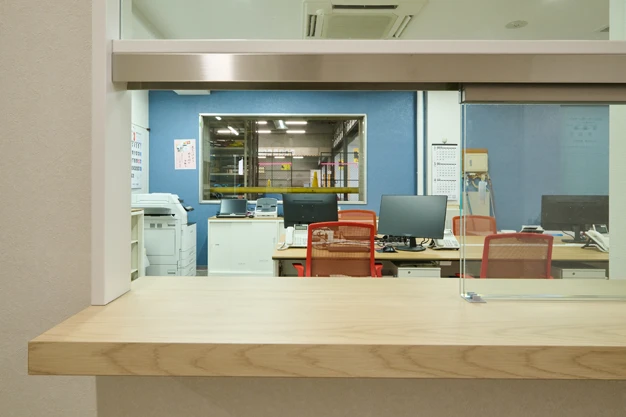 受付カウンターから見た執務エリア