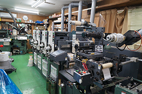 凸版印刷機、シルクスクリーン印刷機など、アナログ機が稼働する工場1階