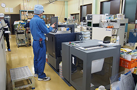 工場1階に設置されたbizhub PRESS C71cf。数多くのアナログ機、デジタル印刷機とともにフル稼働しています。