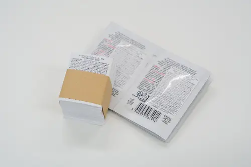 能書（印刷業務）と試供品（ラベリング業務）の写真